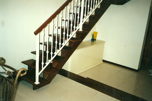 Escada modelo E55B