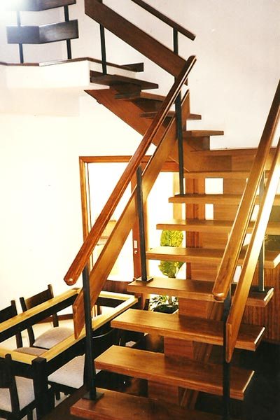Escada modelo E64B