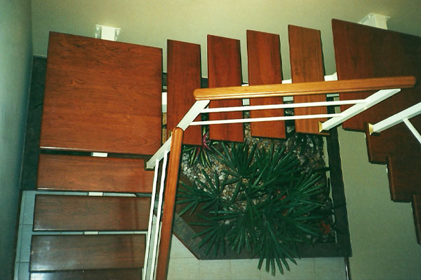 Escada modelo E65B