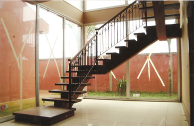 Escada modelo E02