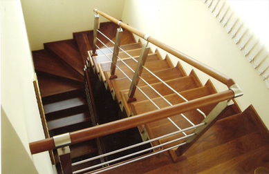 Escada modelo E06